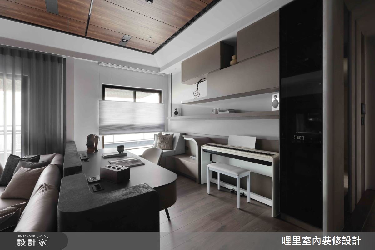 以架高地坪界定書房,金屬光澤藝術塗料牆面帶出自然粗獷的個性感,搭配樂器專區與臥榻訂製櫃,突破傳統框架,增添多功能彈性。