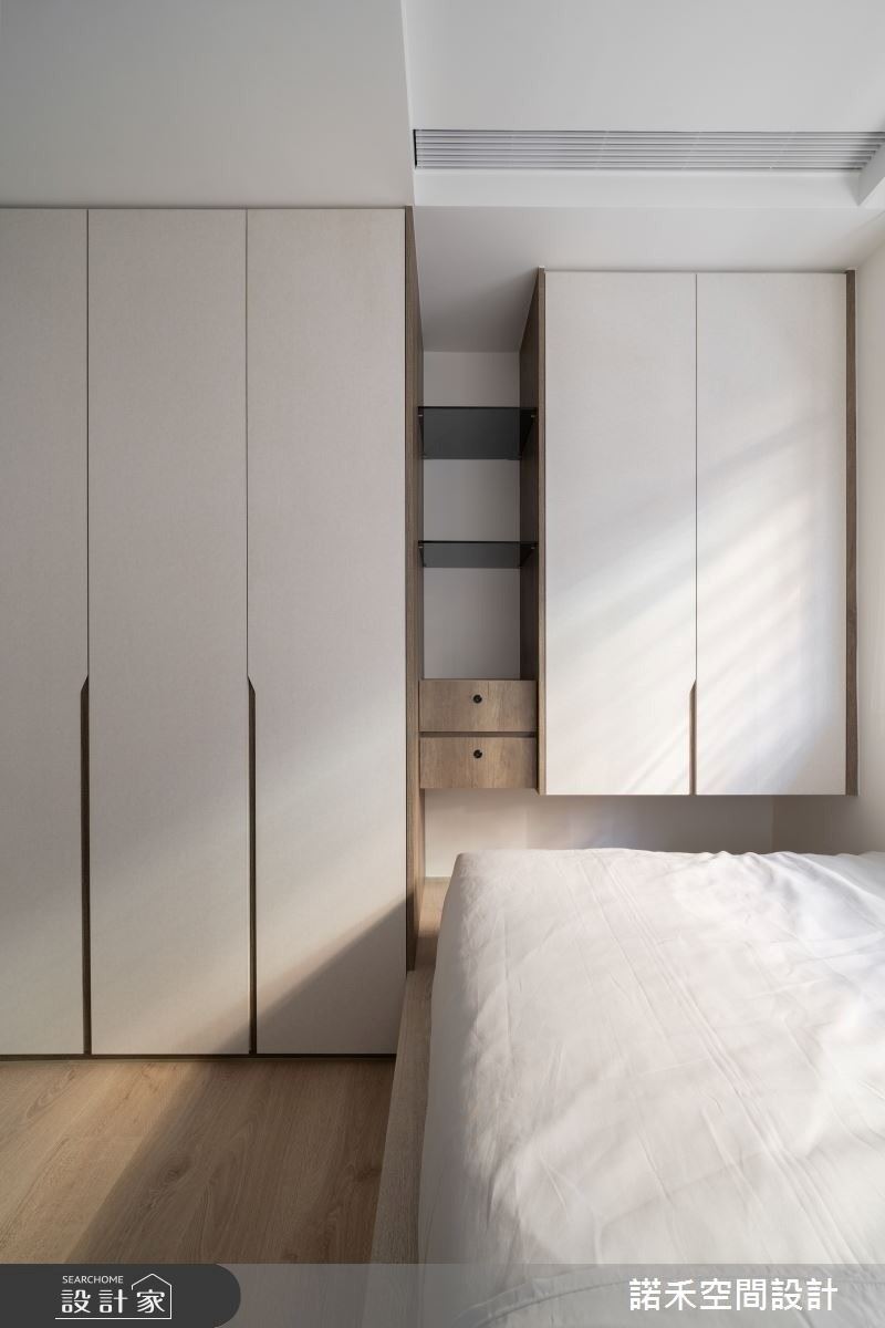 孩子們的房間採對稱設計,兩位孩子擁有相同的空間配置,各自配備書桌、椅子與衣櫃,讓他們在舒適的環境中成長學習。