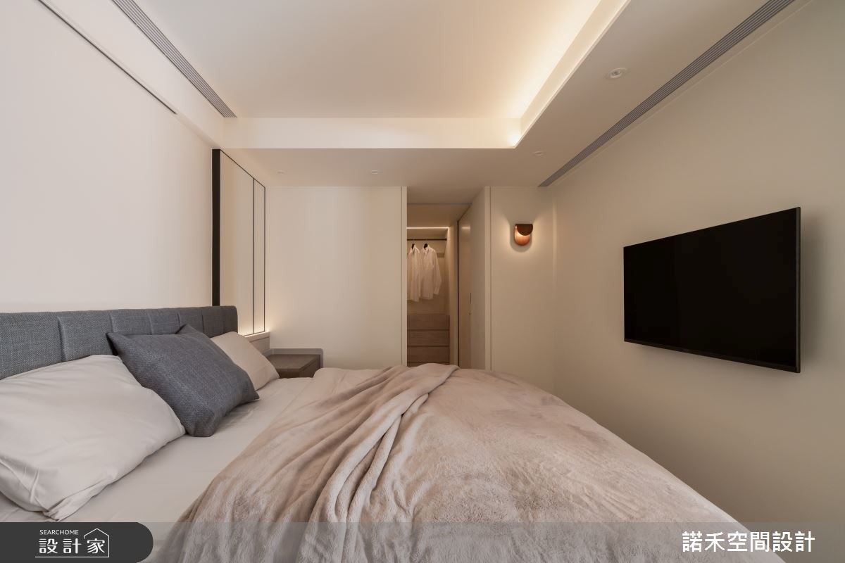 主臥透過區域劃分,使睡眠區與開放式更衣區各自獨立,並設計吊掛收納系統,提升整潔度與便利性。