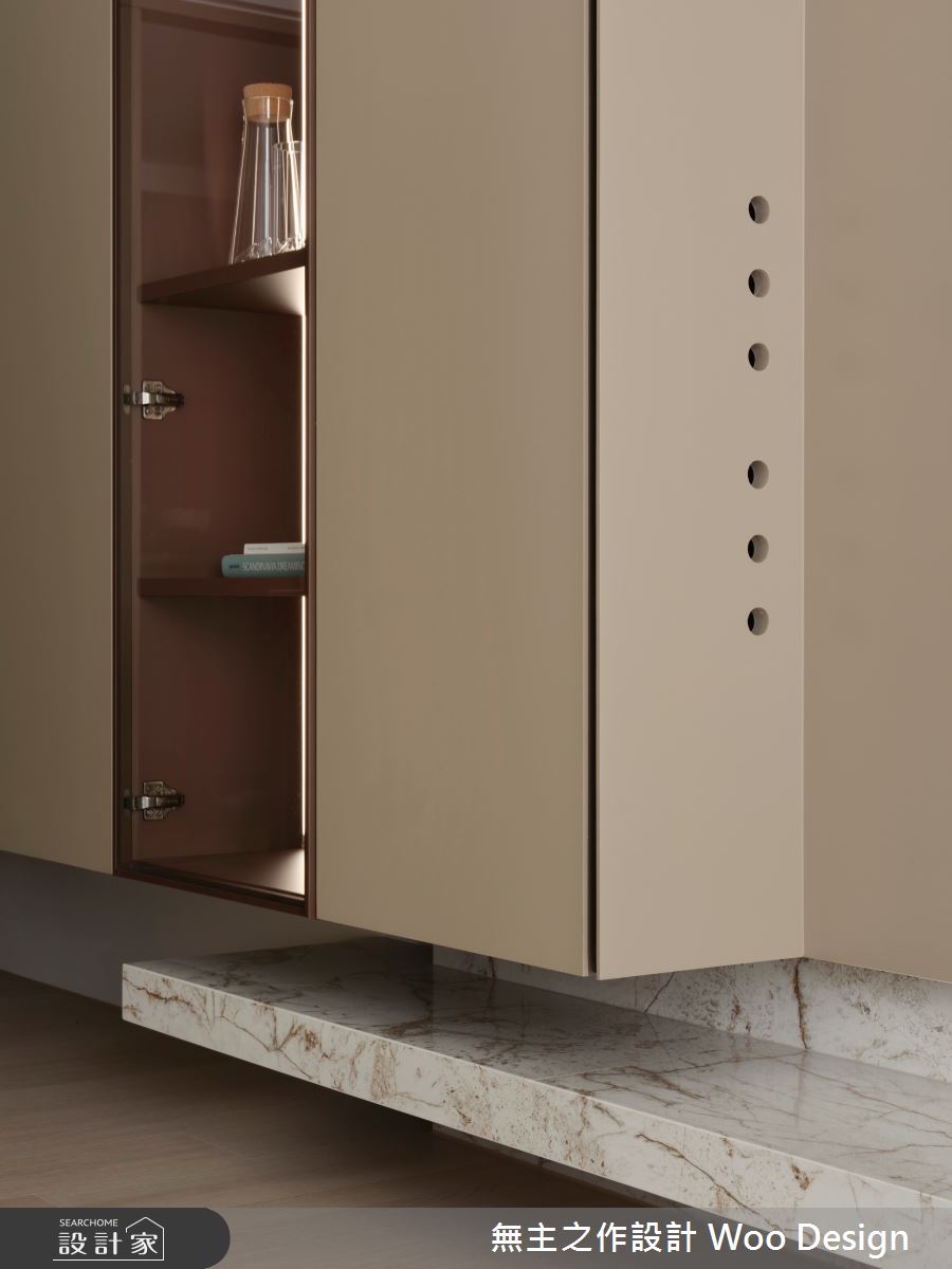 電視櫃中巧妙整合電器設備的擺放區域，採用隱藏電器櫃設計，並預留散熱孔位，兼顧美觀與實用，讓機能悄悄藏入日常之中。