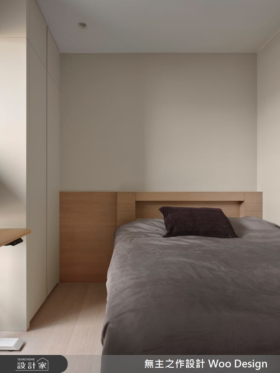 考量到女主人需要在家工作，書房設置於面對窗景的位置，搭配升降桌與自然採光，提升工作時的舒適度。