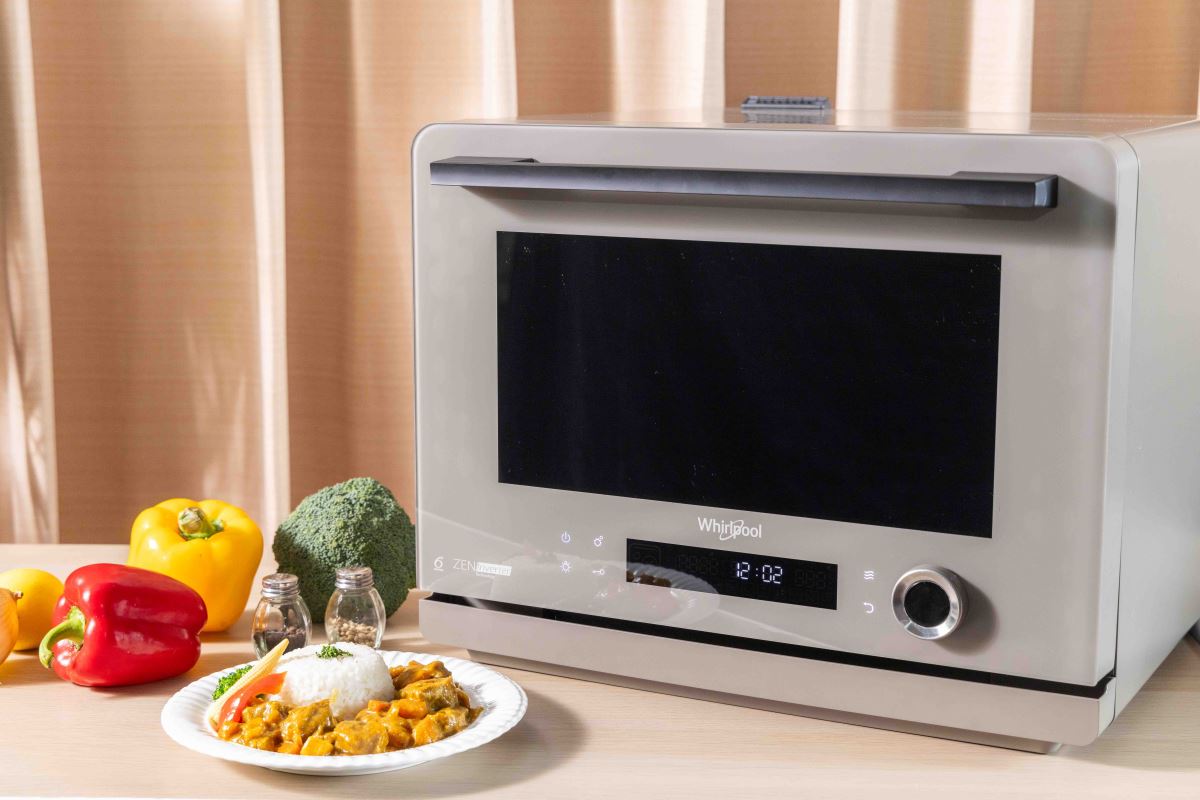 透過COLORIS 8 合 1 變頻氣炸蒸烤微波爐,在家中也能輕鬆煮出餐廳菜餚。(圖/台灣惠而浦提供)