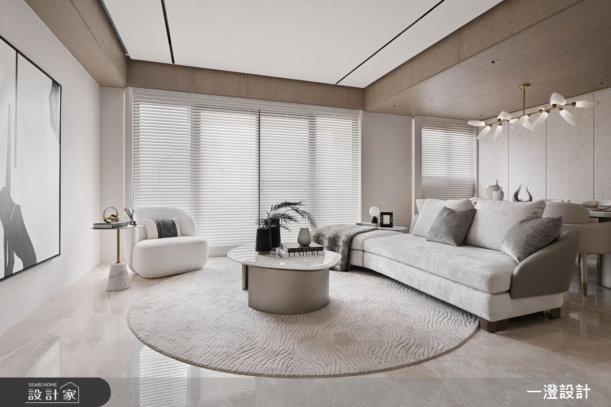 大面落地窗引入光線,以明亮色調與開放格局營造舒適的交流空間。