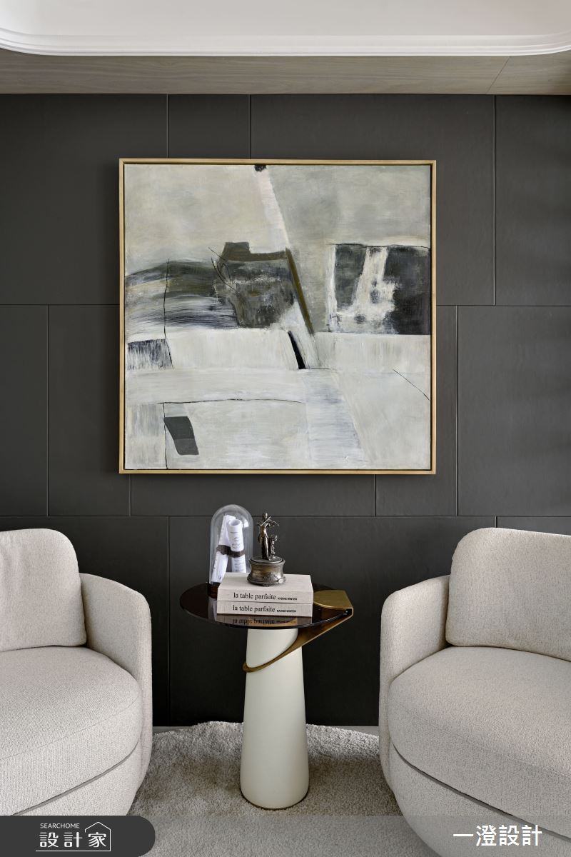 私領域內的品酒室,以鍍鈦金屬與墨紋石材交織,呈現精美色調,為屋主營造低奢而靜謐的品味角落。