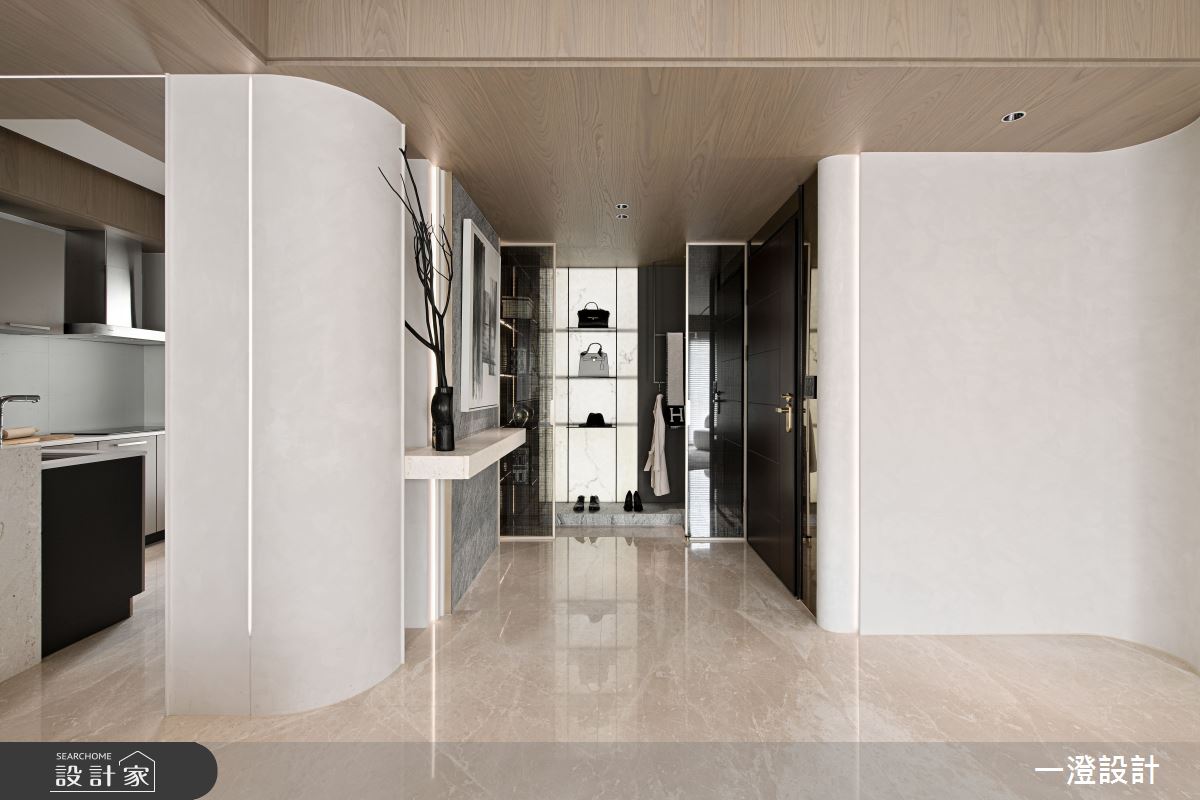 玄關利用動線轉折設計,以及精緻的材質營造迎賓印象牆,打造「柳暗花明又一村」的體驗。