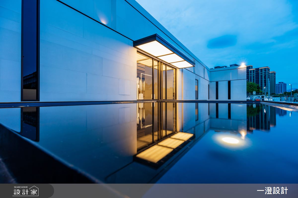 接待中心以白色極簡建築呈現,純粹線條搭配俐落比例,在夜晚時以燈光點綴,成為都市高樓中的視覺焦點。