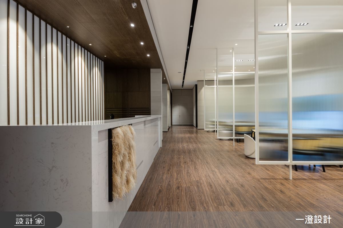 透光隔屏界定洽談區域,兼顧開放感與隱私,讓討論空間更舒適。