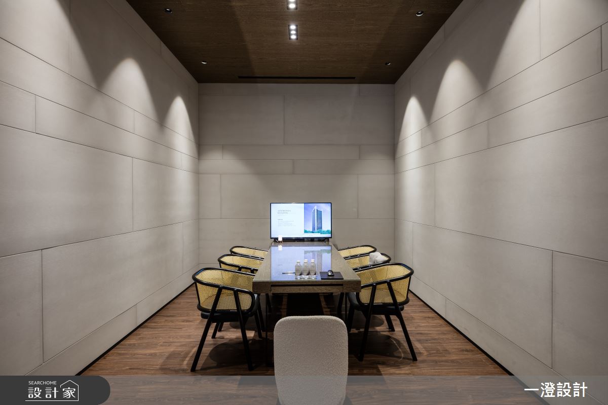 不同大小的洽談桌配置,滿足單人至多組訪客的需求,提供靈活的接待環境。