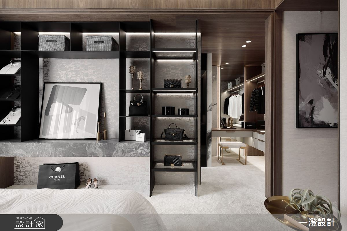主臥中的更衣間設計為開放式層架，藉由金屬紋理與燈光營造精品感收納。