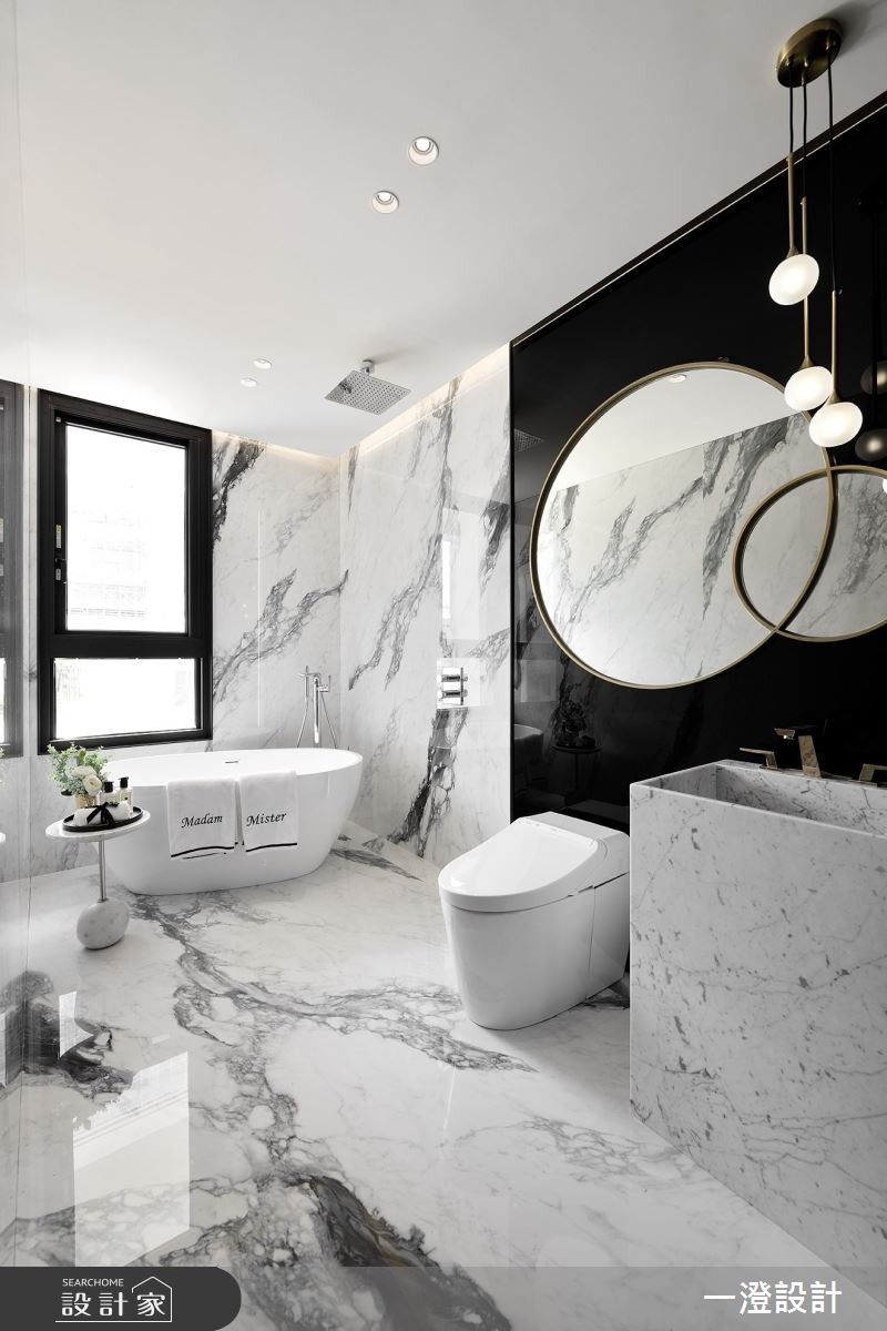 宅邸的浩然風範也延續至衛浴，運用優雅的石紋，給予舒適的洗浴空間。
