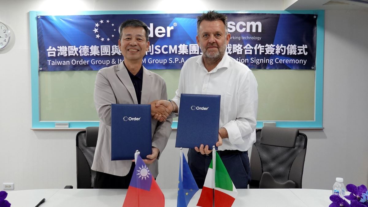 歐德集團董事長陳國都(左)與義大利 SCM Group 亞洲區代表 Mr. Francesco Grazian(右) 簽署合約,斥資1.2億購置「智慧化無人機木工生產線。」