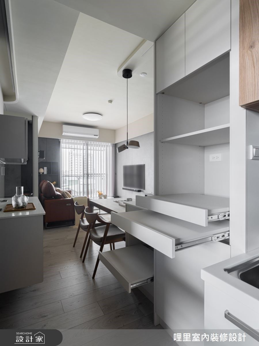 高櫃與內部機能特別強化，沿牆規劃大量收納，同時採隱藏式設計，避免壓迫感，維持通透舒適的空間感。