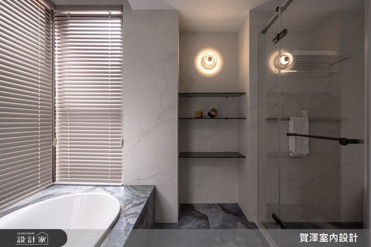 女主人衛浴間選用藍晶玉石鋪設地面與檯面，營造高雅獨特的沐浴空間。