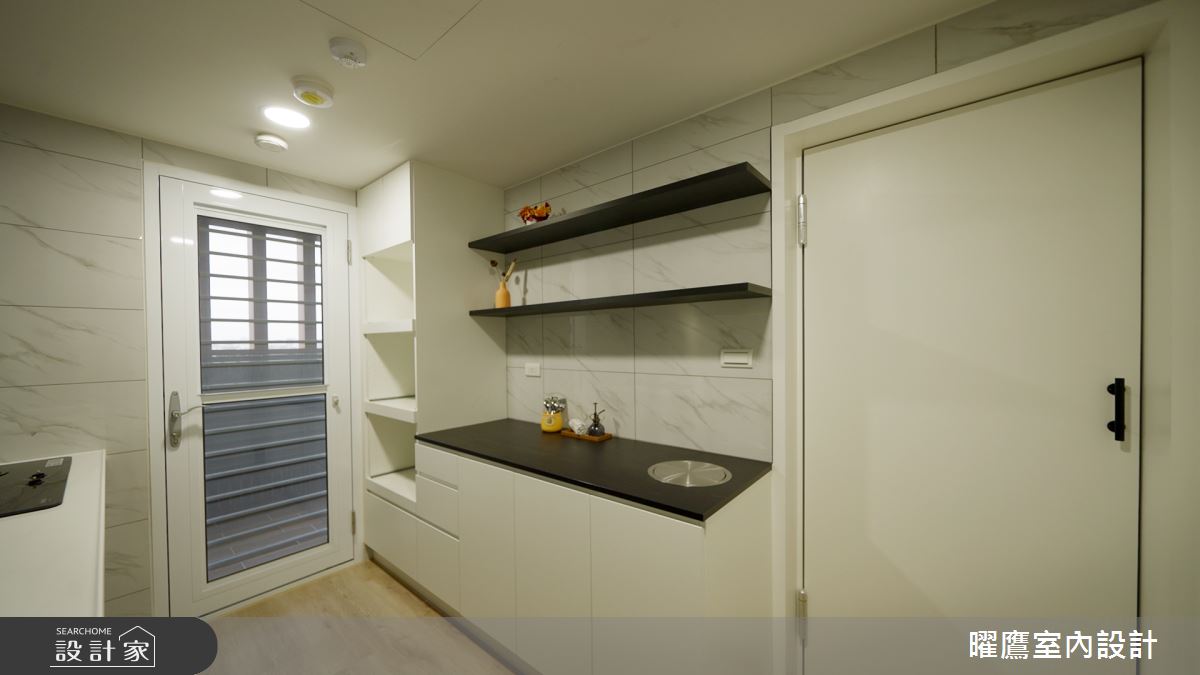 廚房設計備餐平台及投擲桶,擴充收納位置及電器擺放的位置,保持隨處整潔的機能。