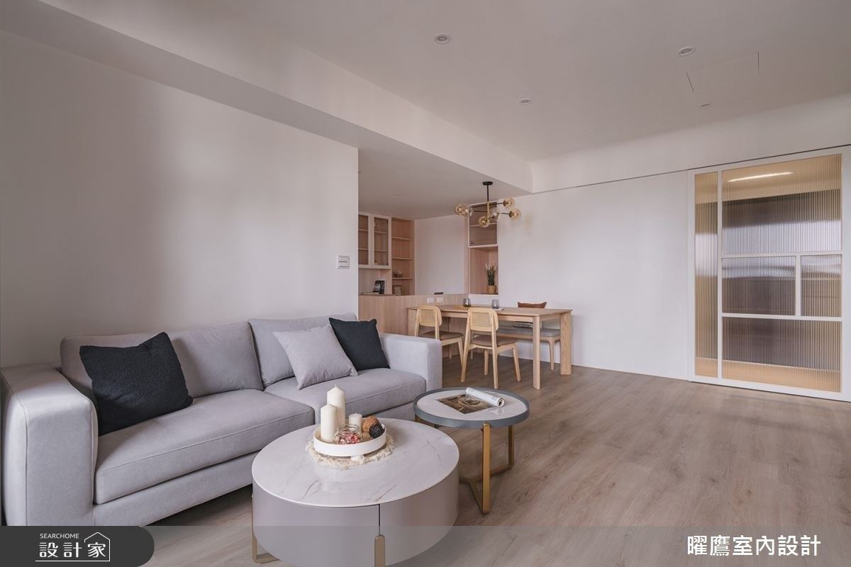 為避免風水上的穿堂煞,在一道玻璃拉門的幫助下隔絕疑慮,還保留整個家的通透感。