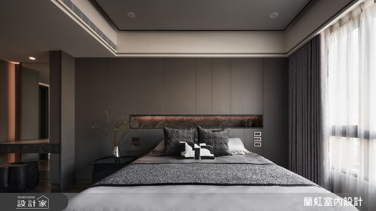 床頭的壁龕光源，使光影細膩柔和，營造出夜晚時分最安定的氛圍。