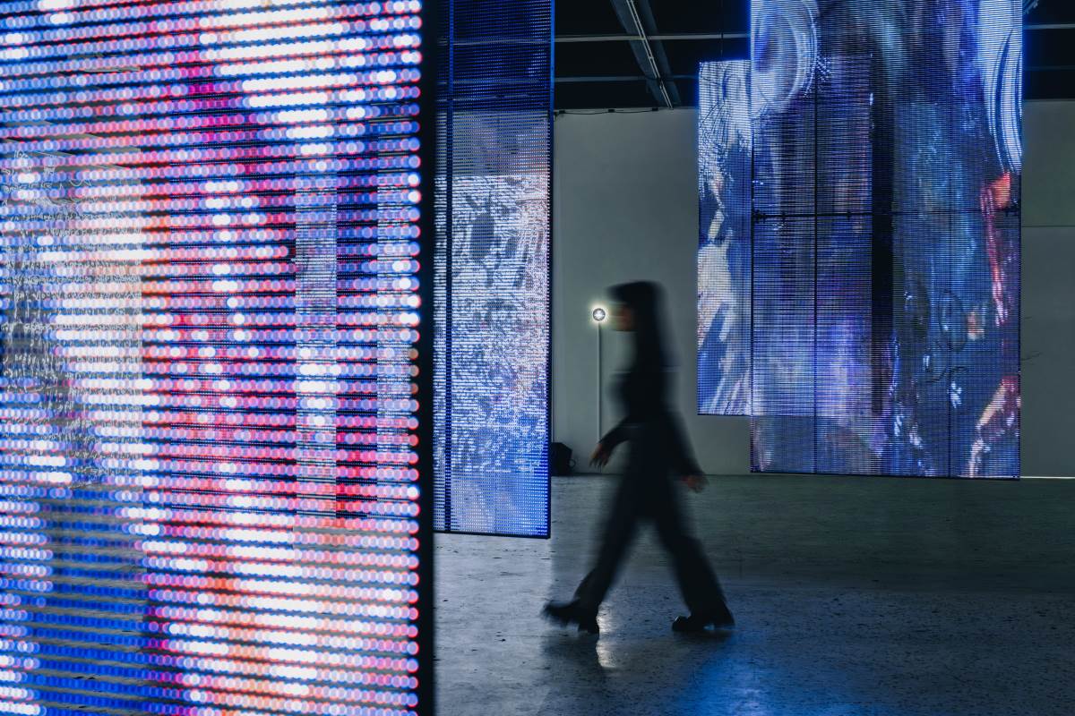 陳昱榮_德鴻畫廊_回返_LED透明螢幕、雙聲道喇叭、電腦、影像訊號放大器_1m x 2m x 0.01m x 5片