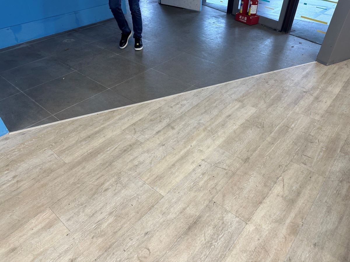 耐磨層過薄的地板，容易被刮花，顯得不美觀。