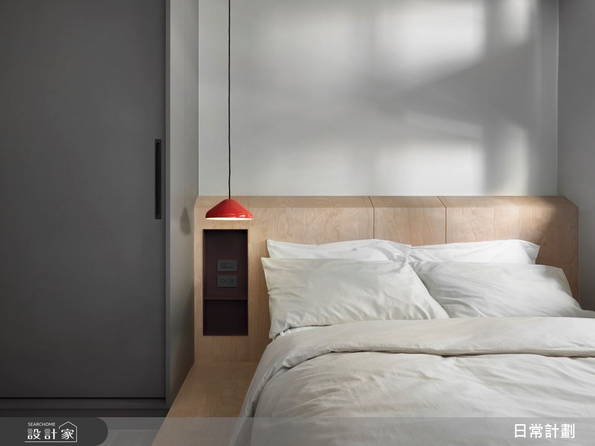 另外設計師考慮到狗狗年紀較大,貼心選擇低矮的床組方便上下床。>>看更多寵物宅設計