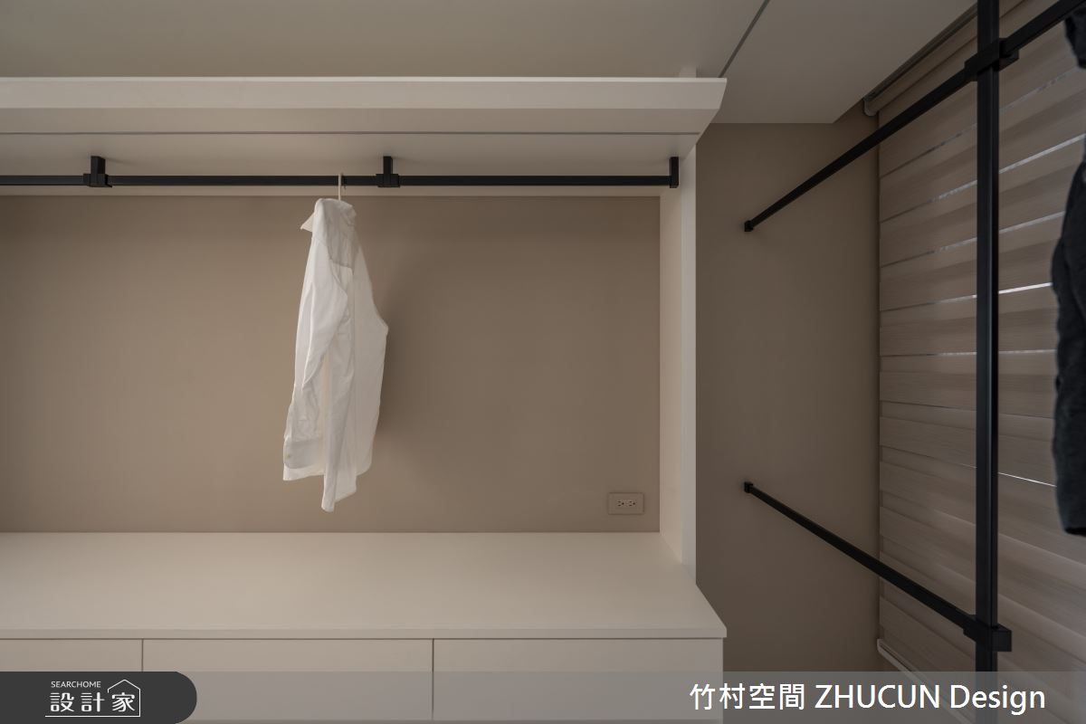 獨立更衣室採開放式吊掛設計,提升收納量的同時,也具備如服飾店般的展示感。