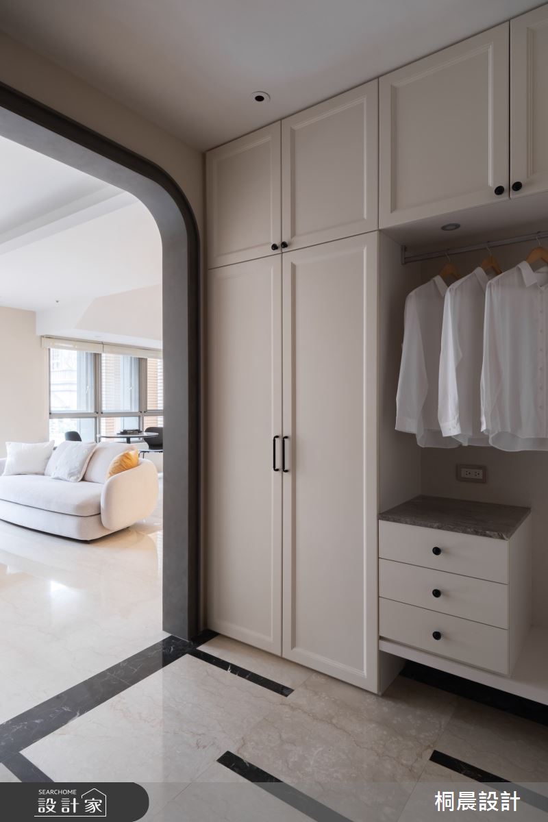 玄關設計實用的鞋櫃與吊掛區,滿足日常機能需求;而通往客廳的圓拱造型,則在細節中呼應美式風格語彙,展現些微的儀式感。
