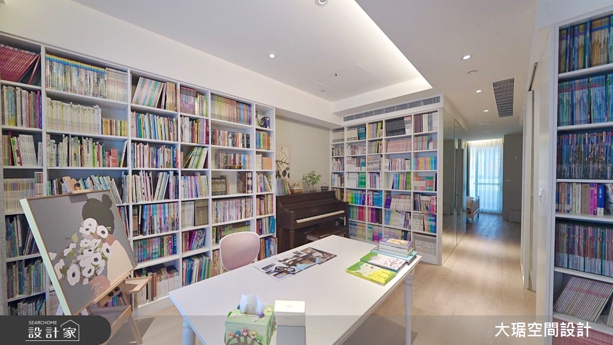 屋主大量的繪本收藏成為整個家生活的一部份。從梯間開始，延續至書房內，大面積的書牆不僅將收納機能完善，更是成為家的設計主題。