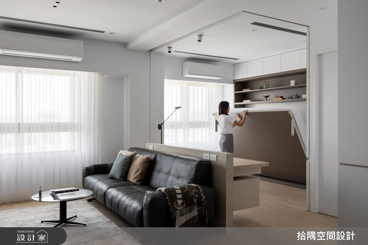 看此案牆面隱藏下掀床,拉上拉門與電動捲簾,一秒變身客房的美圖