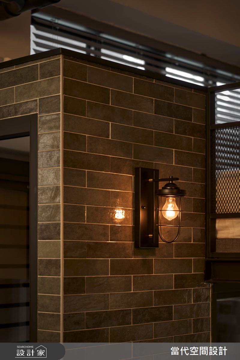 義大利亮面磚完整包覆立面後，彷彿化身為童話城堡的外牆，不僅豐富空間故事感，也讓工業風呈現出更有層次的面貌。