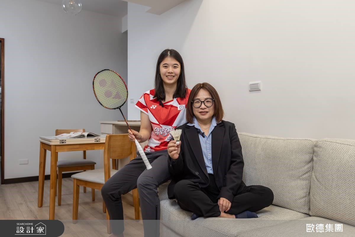 世界排名女單20羽球女將宋碩芸(左)，與歐德設計師吳珈玉(右)開心合影。
