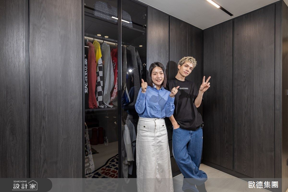 歐德傢俱設計師賴虹儒(左)為潮流創作歌手派偉俊(右)打造冷色系時尚更衣室。