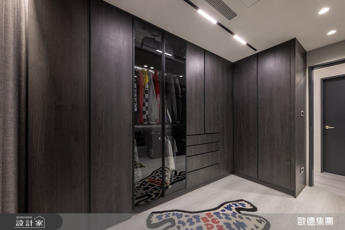 以灰黑白為主調，歐德為音樂才子派偉俊，打造頂天立地L型多元收納櫃，讓每樣單品都「有家可歸」。