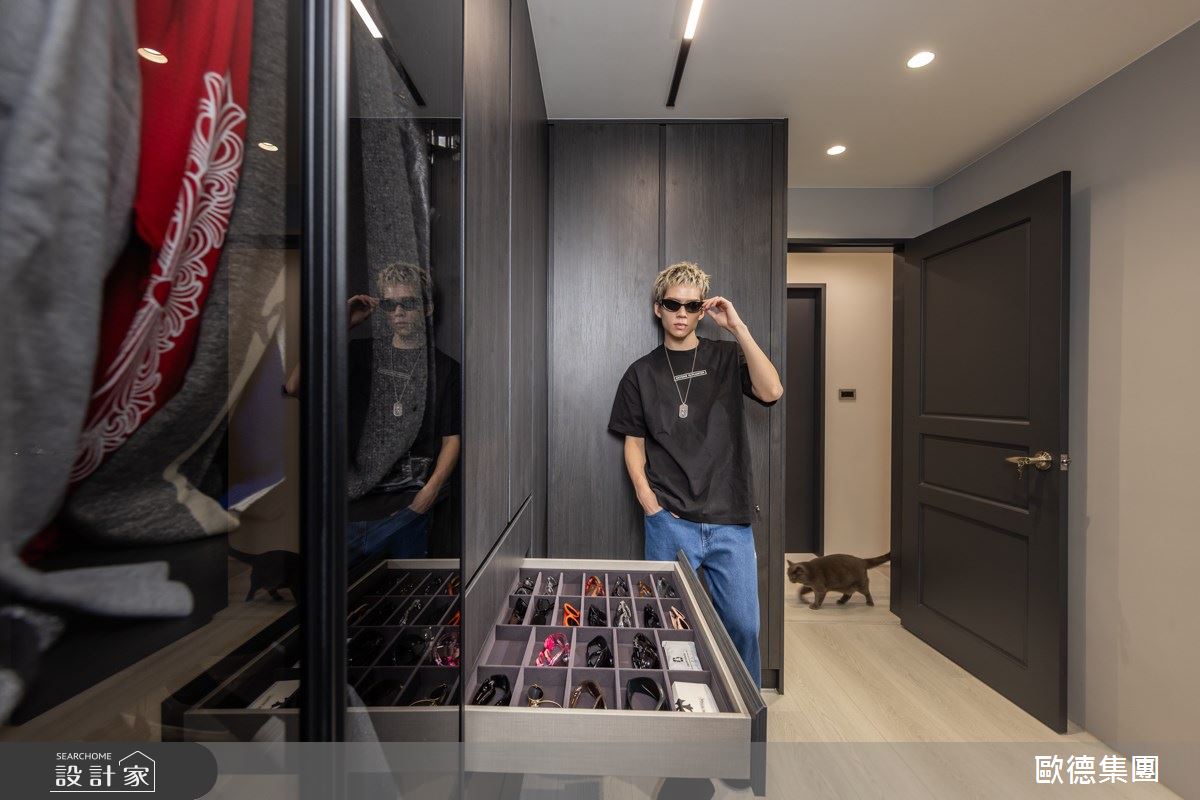 擁有許多眼鏡、皮帶、項鍊等單品的派偉俊，利用抽屜分隔及歐德打造的轉角櫃，讓他收納穿搭好便利。