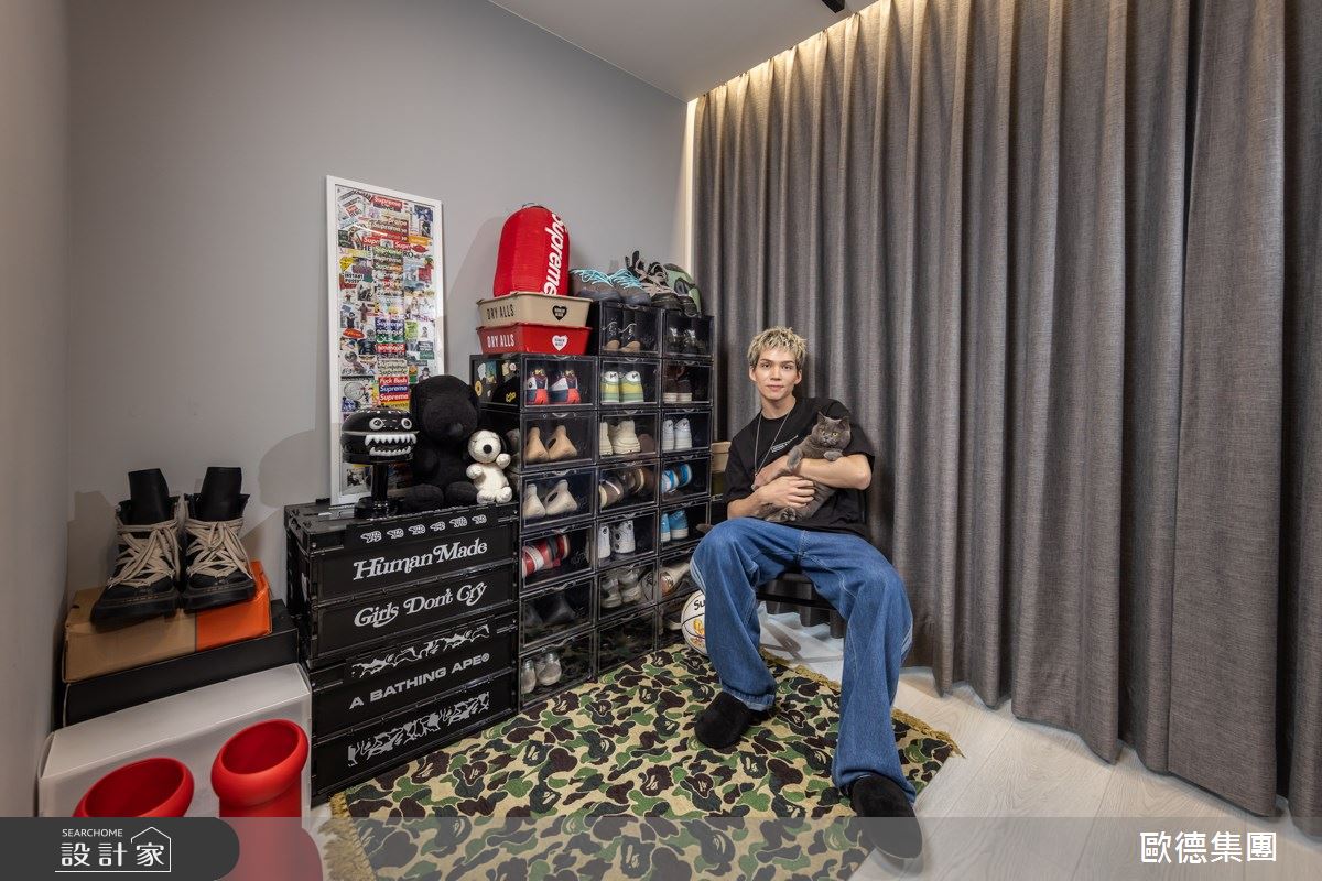 對潮鞋情有獨鍾的派偉俊，抱著愛貓坐在角落收藏區，期待未來歐德可以幫他優化升級。