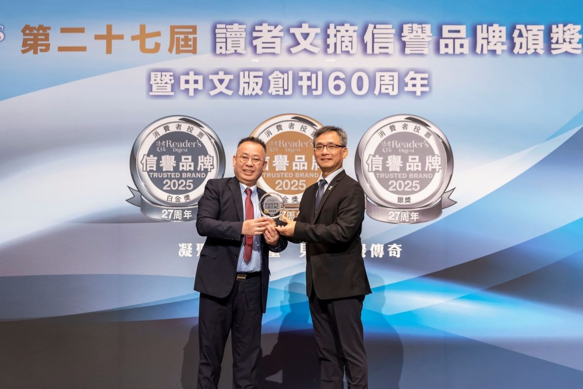 歐德集團執行長陳國偉(左)從台北市副市長張溫德(右)手中接獲獎座。