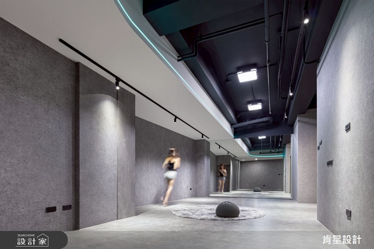 地下一樓作為彈性的運動空間,設計師不做天花板,最大限度保留挑高感,加上情境的燈光控制,讓運動的家人感受到舒適自在的環境。