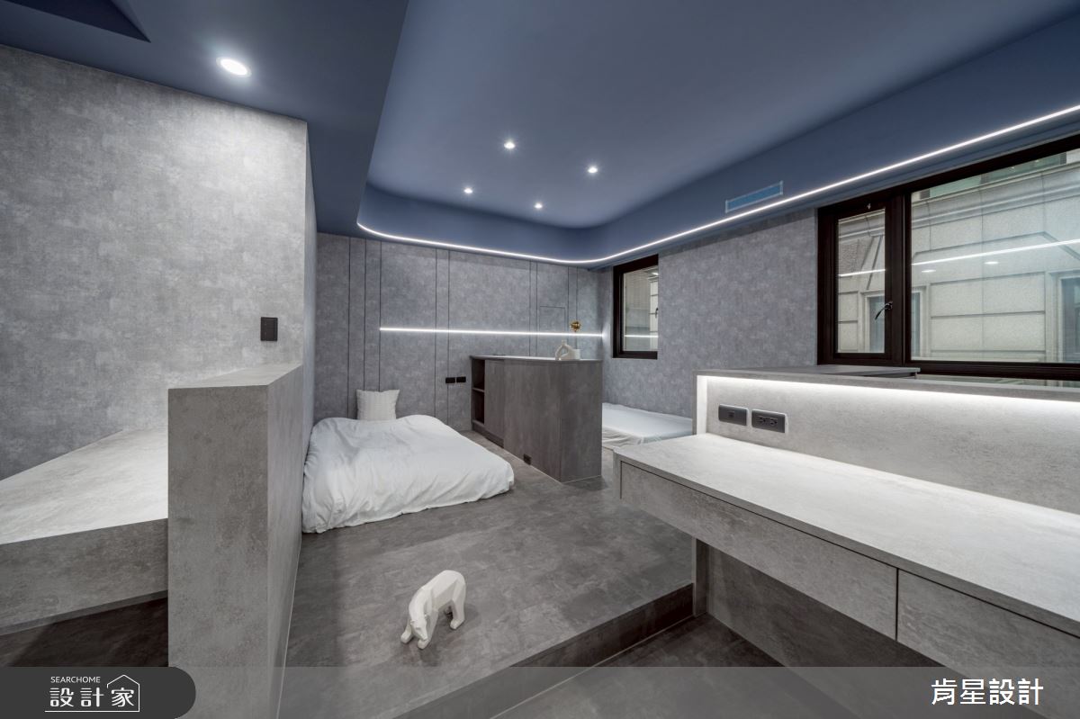 天花板以水藍色搭配圓弧燈光設計,營造出清新明亮、安心童趣的氛圍。