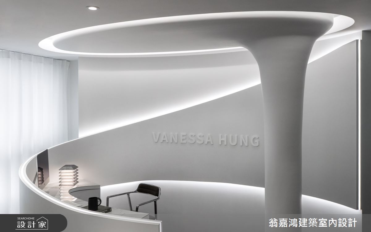 書房區的天花與立柱採用CNC精密加工,呈現如雕塑般的流線構造,並結合光源、材料與比例,強化空間的藝術張力,也提供屋主一處靜心創作、沉澱靈感的場域。