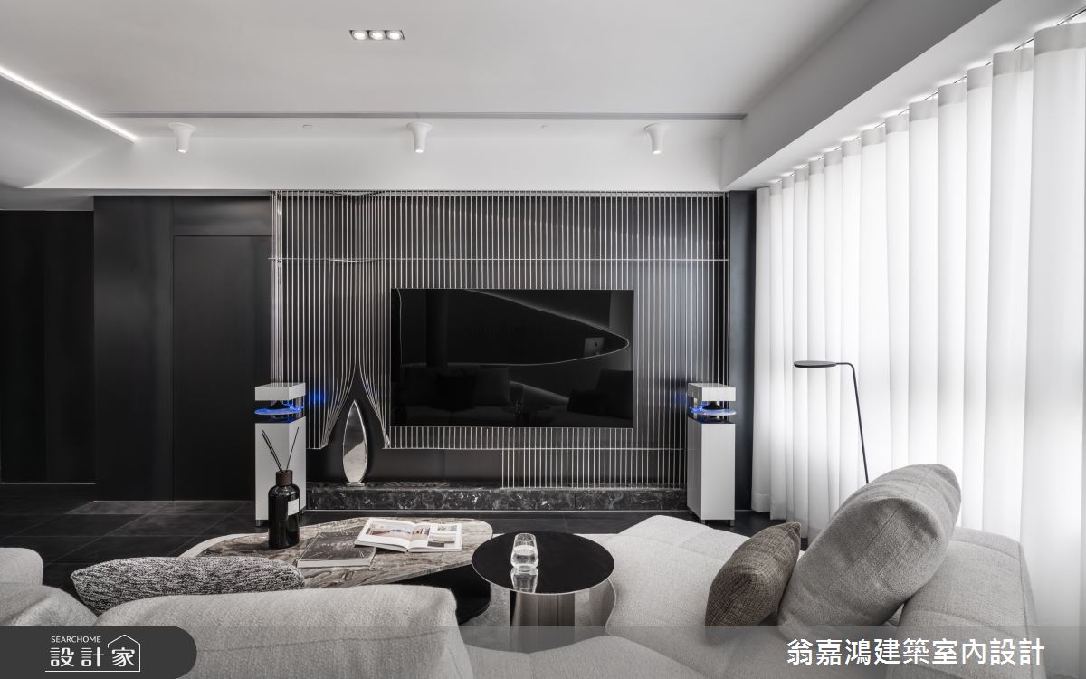 電視主牆從木作框體的嚴謹打底,到金屬結構的精密訂製與燈光配置的角度拿捏,每一道工序皆需要高度的精確度,只為最終呈現一面兼具結構美學與光影藝術張力的視覺效果。