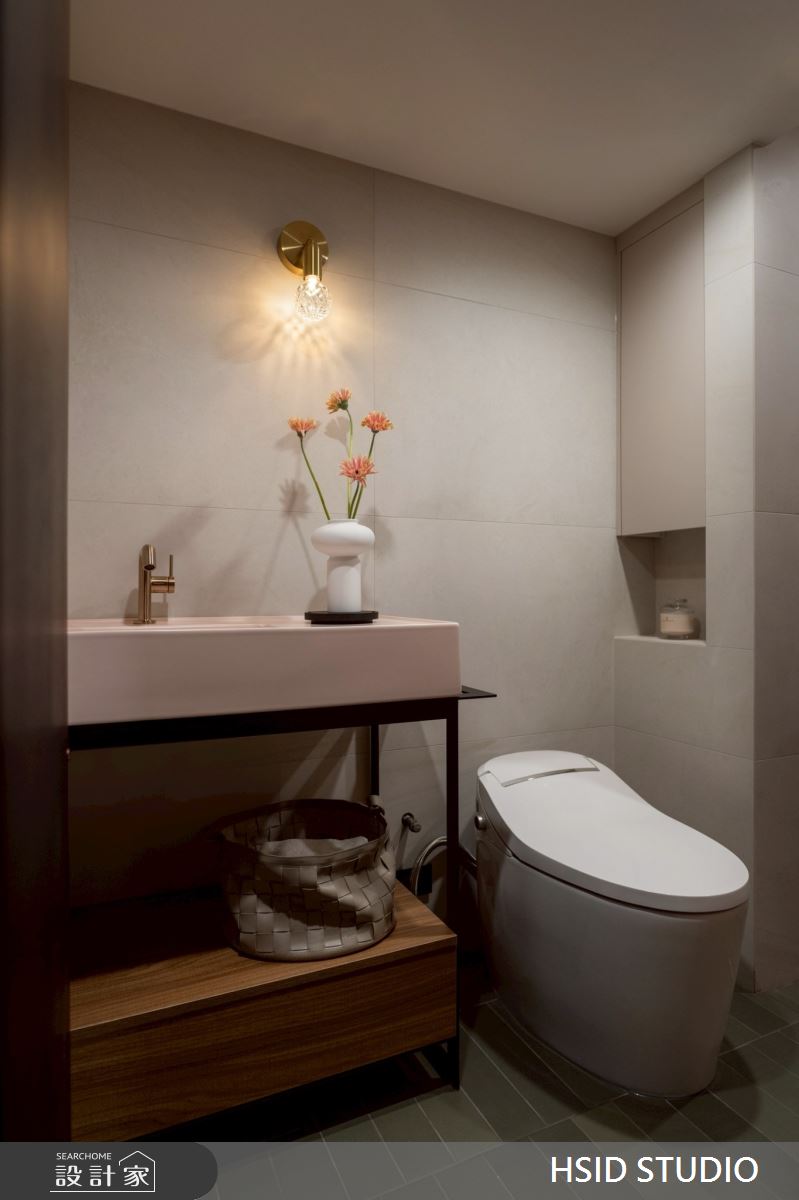 客浴跳脫整體色系，以明亮活潑的配色帶來驚喜感受。