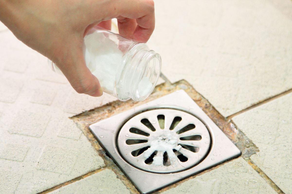 1. 準備份量1:1的小蘇打粉與白醋,先將小蘇打粉倒進阻塞的水管內