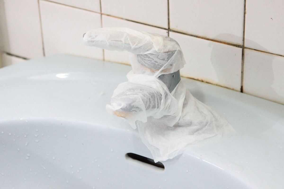 1. 水龍頭噴上白醋或檸檬酸水,用紙巾包起來濕敷。