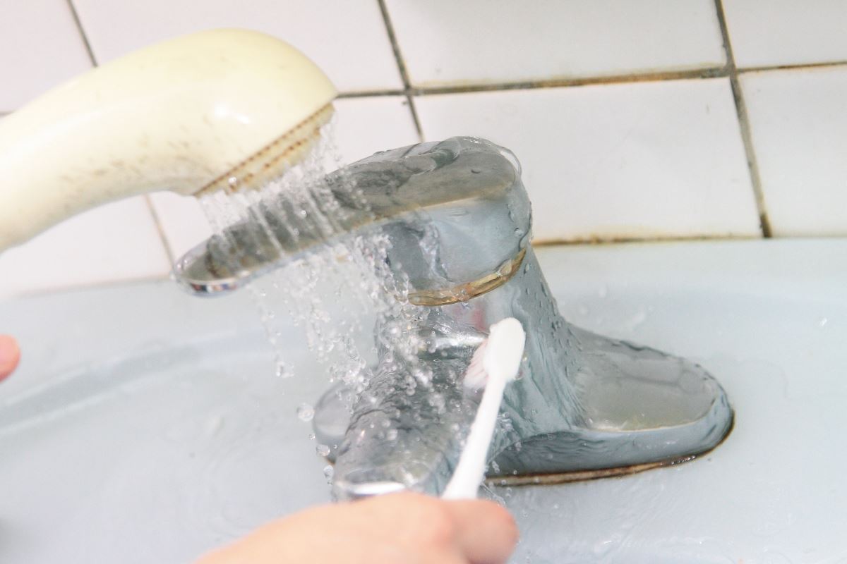 2. 半小時後用牙刷刷洗再用水沖乾淨即可。