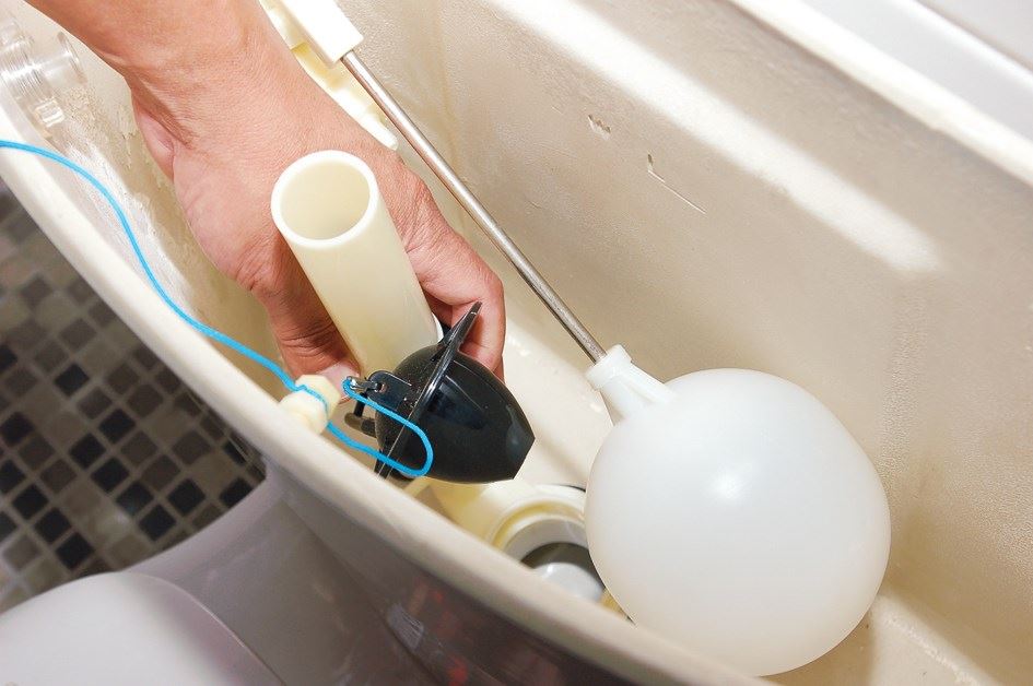 1. 將馬桶進水孔的控制閥關緊,並將馬桶內舊的止水皮取出,讓水箱內的水排出。