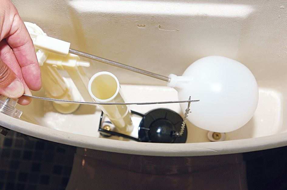 3. 再將所附的鏈條勾住沖水把的手拉桿位置,並把鍊條調整至剛好拉起止水皮的長度。