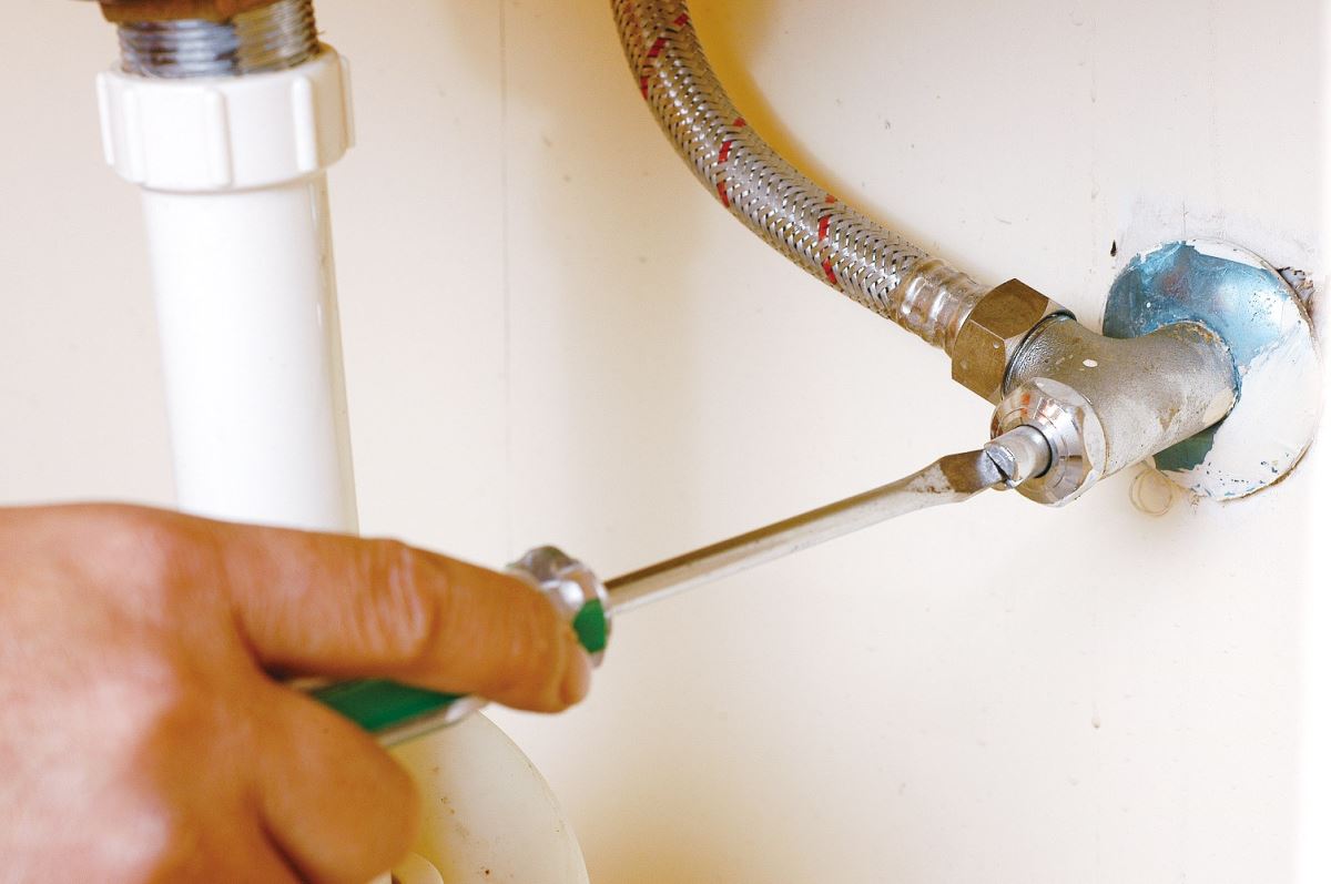 1.拆止水墊前一定要先關水源,免得大噴水!利用一字起子,先把洗手台或洗臉台下方的進水孔控制閥關起來,這樣水龍頭才不會噴水。