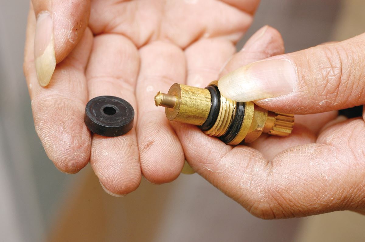 4.這樣就能看到螺旋體最下面,有一個黑色橡膠環,這個就是止水閥,換掉這個止水閥就可以了。