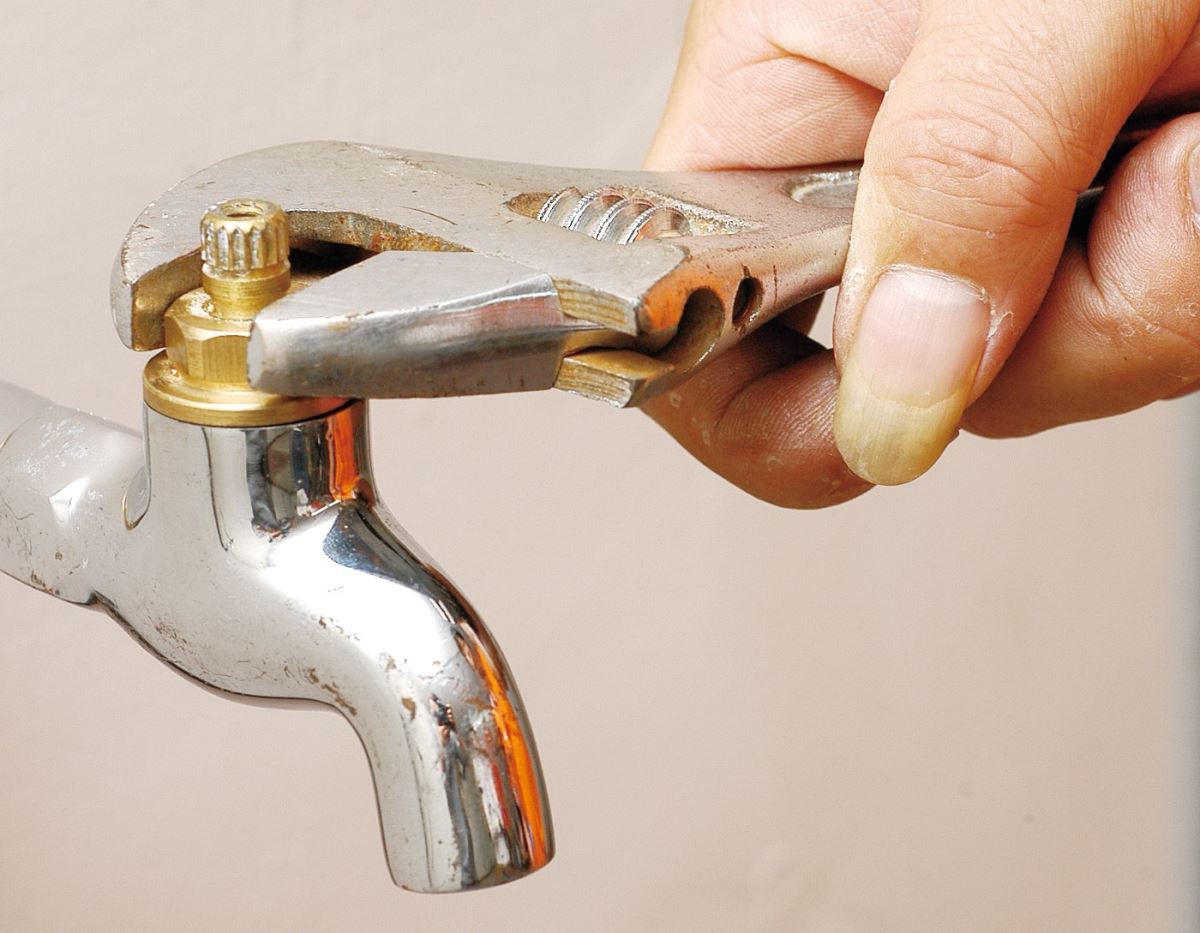 3.用活動扳手把羅牙的部分旋開,脫離水龍頭。