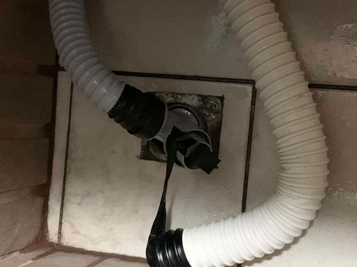 2. 管子插太深頂到彎頭也會影響排水速度,可把管子往上拉一點看看。