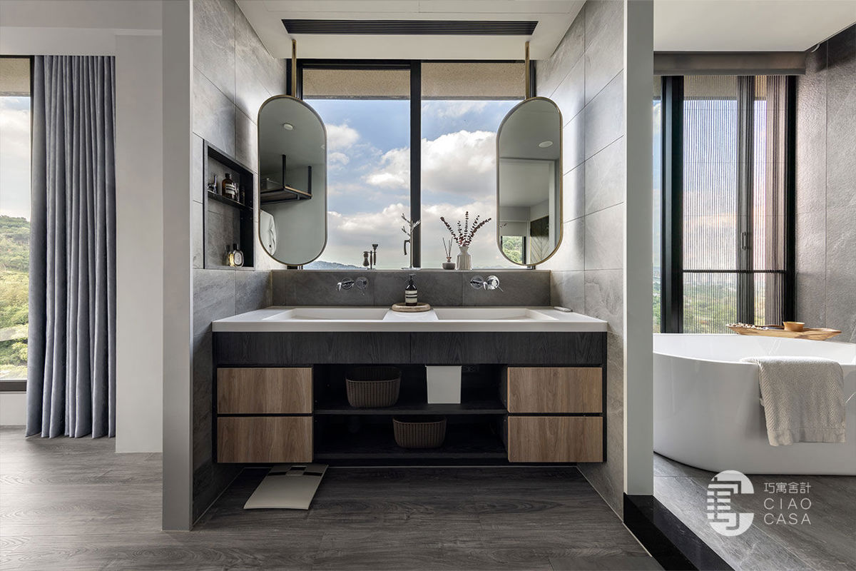 雙洗手台與對稱鏡面勾勒和諧美感，搭配陶粒牆隔音，巧寓舍計為家人打造靜謐放鬆衛浴空間，回歸純粹生活節奏。