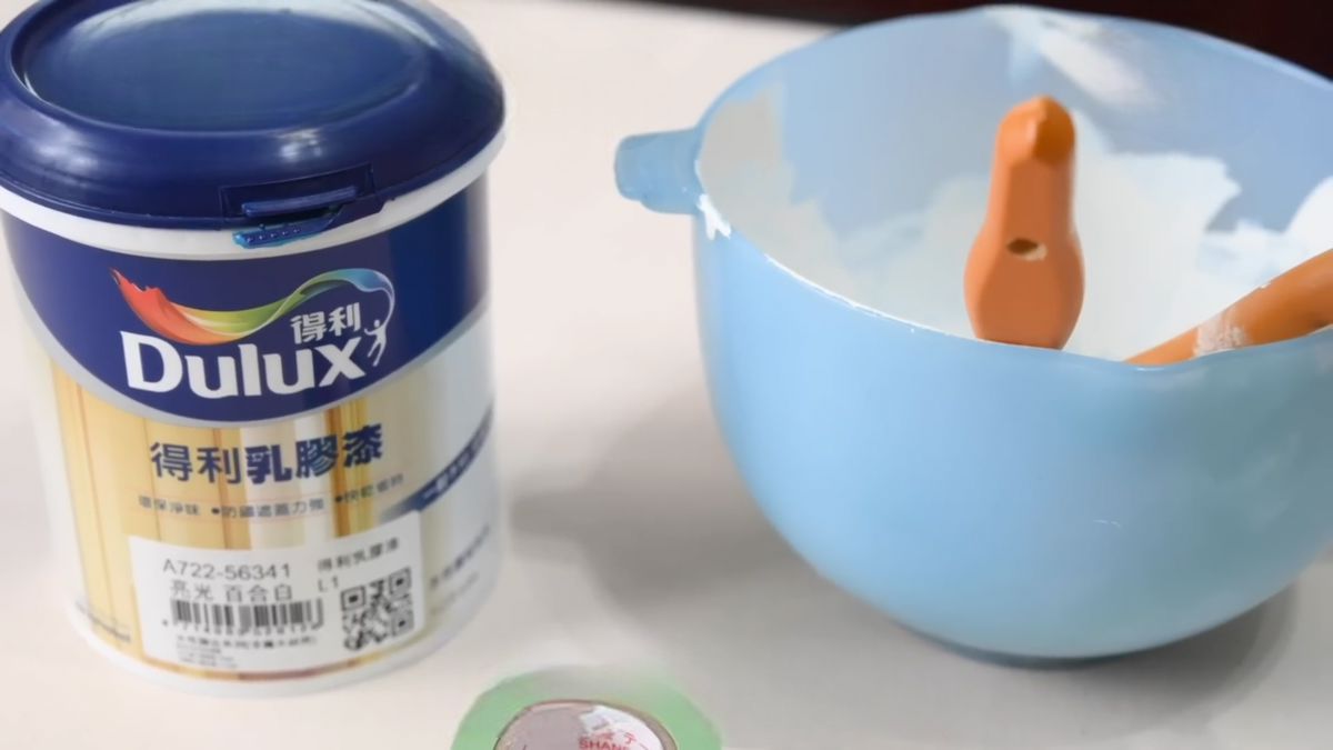 1.準備水性調和漆、油漆刷具、遮蔽膠帶、木紋貼皮、馬賽克磚貼、尺、美工刀、刮刀。這些材料都能在特力屋或振宇五金等五金賣場買到。